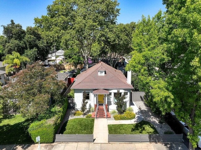 Building Photo - Beautiful vintage home
