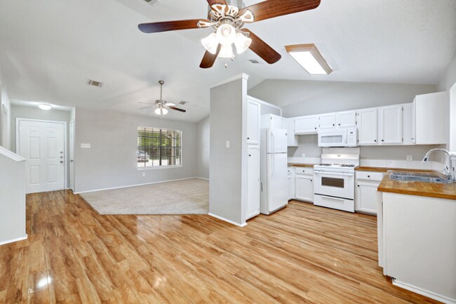 Building Photo - 2102 Bluebonnet Dr