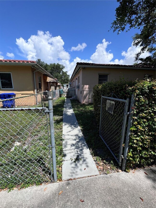 Building Photo - 2652 SW 23rd Ave