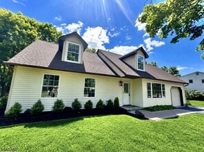 Building Photo - 17 Londonderry Dr