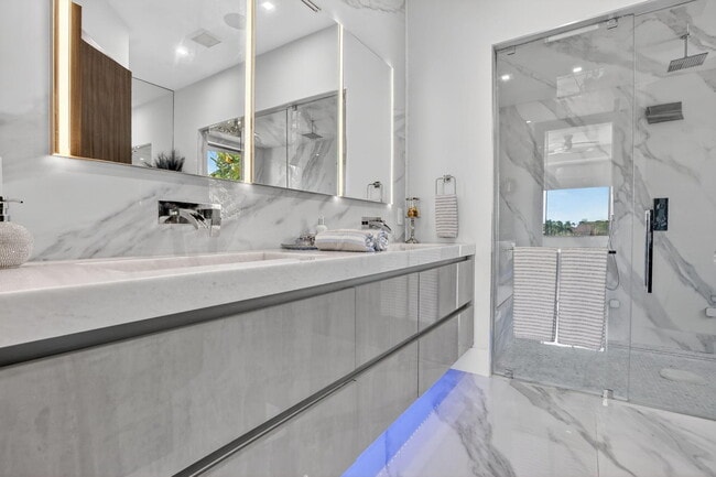 Building Photo - 334 Isle of Capri Dr