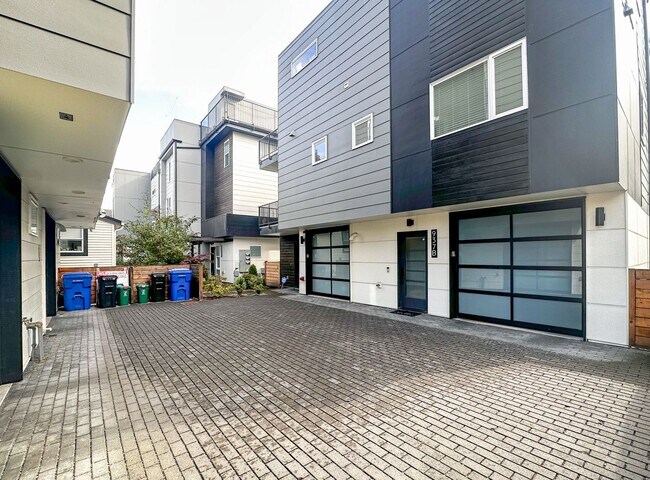 Building Photo - Modern 3 bed/ 2.5 bath townhome in Ballard!