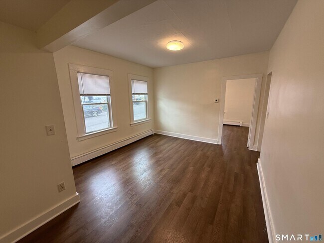 Building Photo - 27 Botsford St