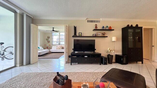 Building Photo - 4017 N Cypress Dr