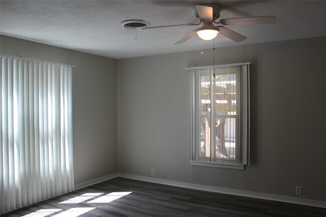 Building Photo - 409 W Main St