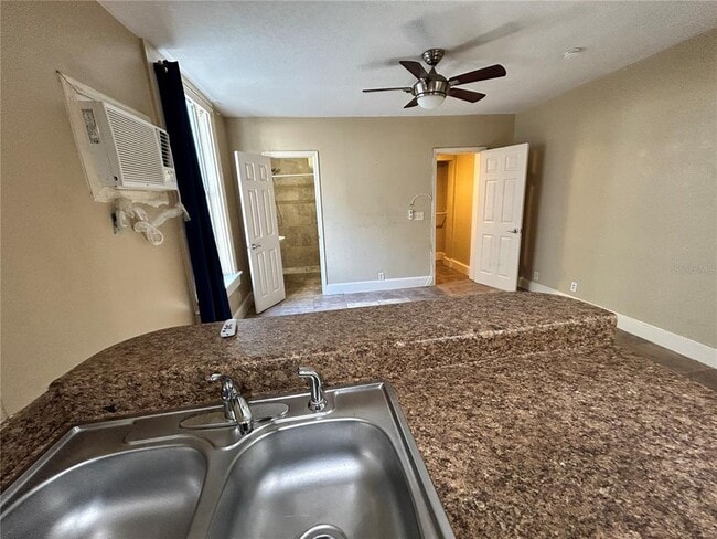 Building Photo - 727 Dartmoor St N