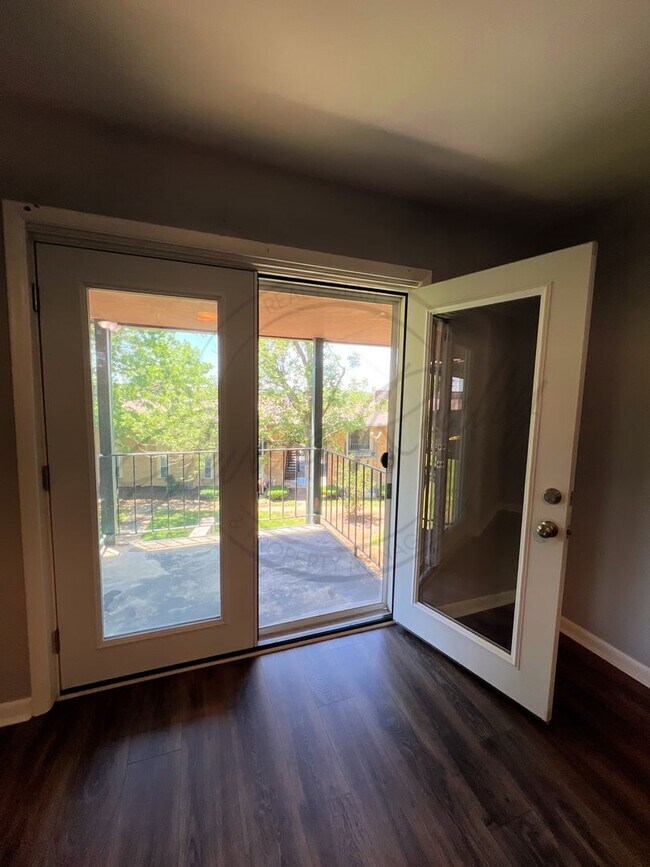 Building Photo - Bright and Airy Second-Floor Apartment wit...