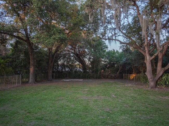 Building Photo - 1512 E Fern Rd