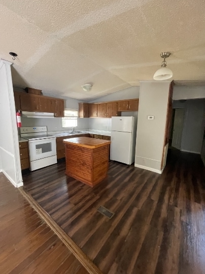 Building Photo - 65 Two Lynn Dr