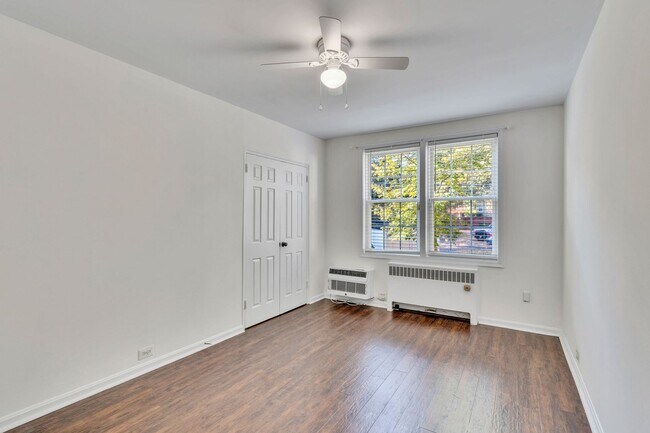 Building Photo - Spacious Corner unit 1 BR 1 BA
