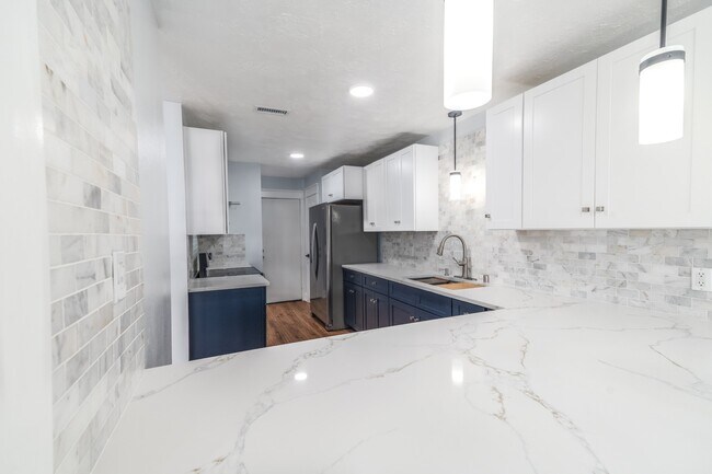 Building Photo - 3939 Knollcrest Dr