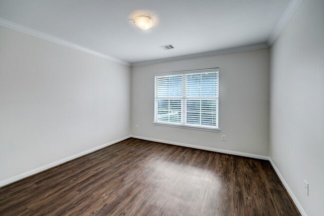 Building Photo - 427 W 16th St