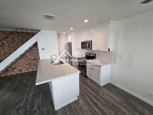 Building Photo - Cute 2 bd/1 ba Foothill Farms Fourplex