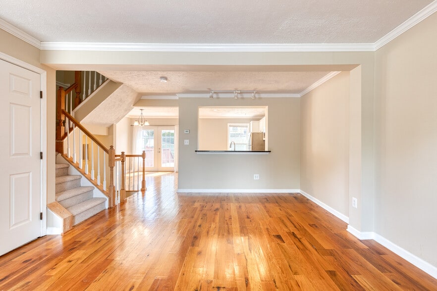 Building Photo - 490 Crestridge Way