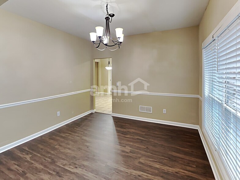 Building Photo - 1584 Silver Ridge Dr