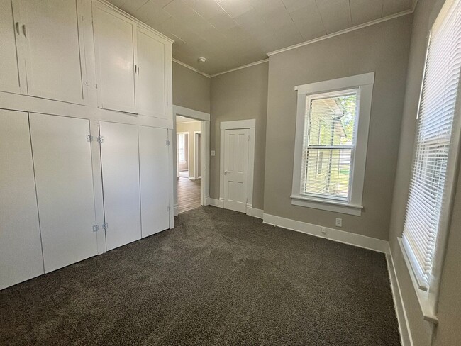 Building Photo - 3 Bedroom 1.5 Bathroom home with a 2 car g...