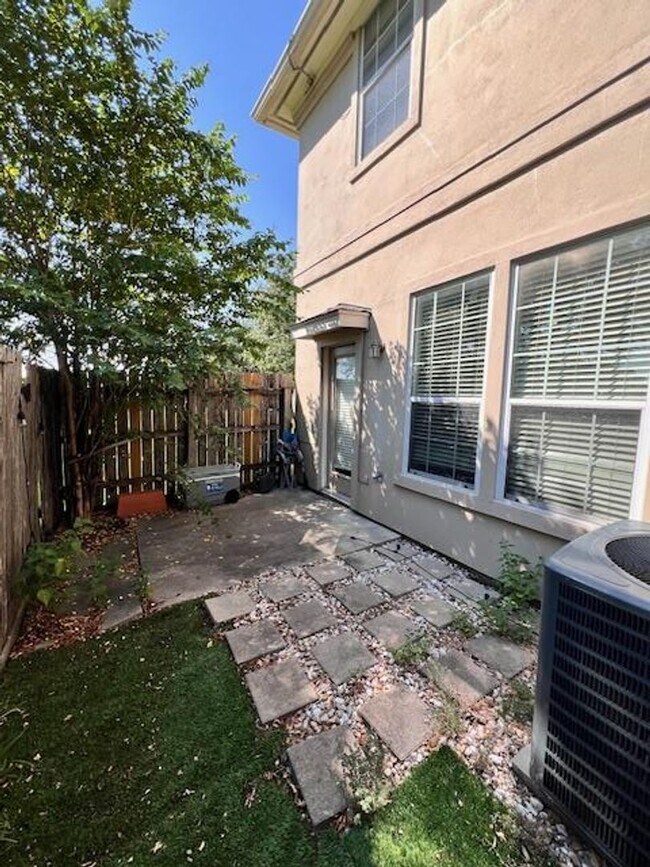 Building Photo - Luxury Living in North Austin / Condominium / Gated Community / 3 bedrooms / 2 car garage