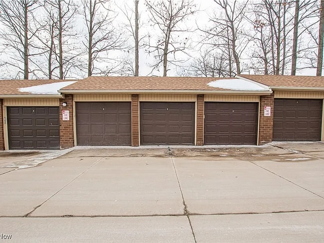 Building Photo - 8621 Scenicview Dr