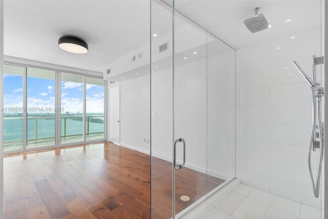 Building Photo - 2020 N Bayshore Dr