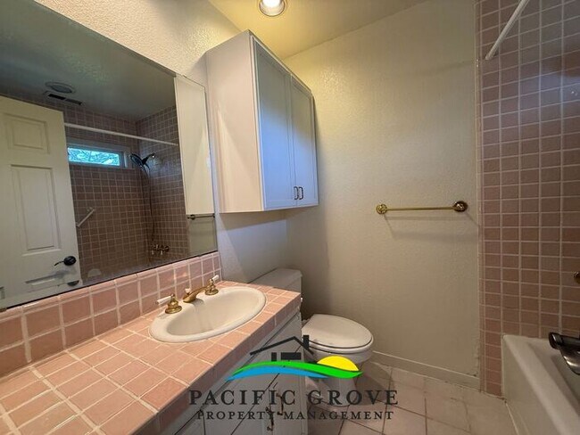 Building Photo - Updated 3 Bedroom in Pacific Grove!
