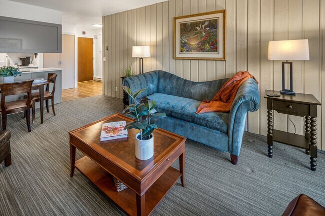 Building Photo - Downtown Furnished 1 Bed / 1 Bath Apartmen...