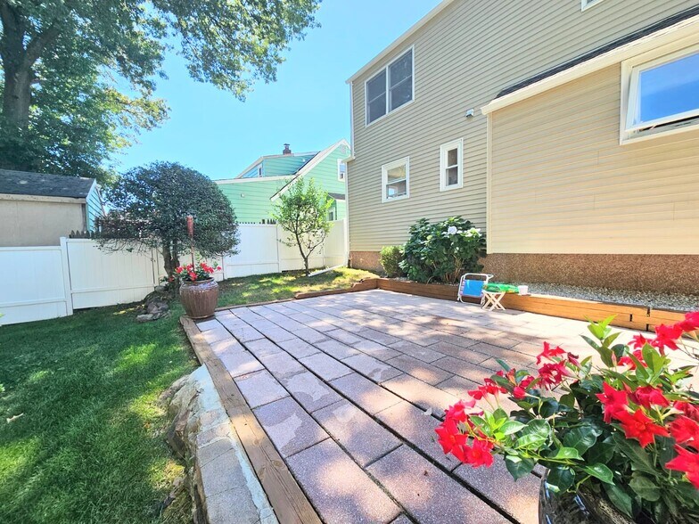 Fenced yard - 15 Andover Pl