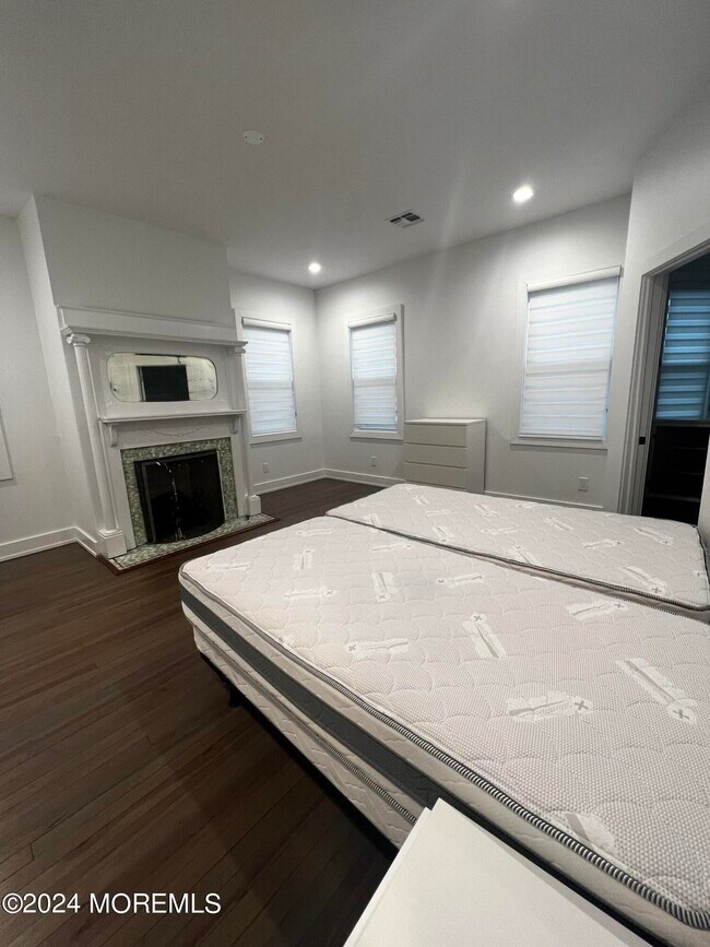 Building Photo - 255 Hollywood Ave