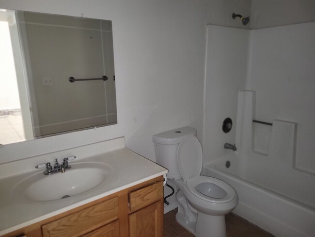 Building Photo - Clean! 2 bed 2 bath Town-home in Central P...