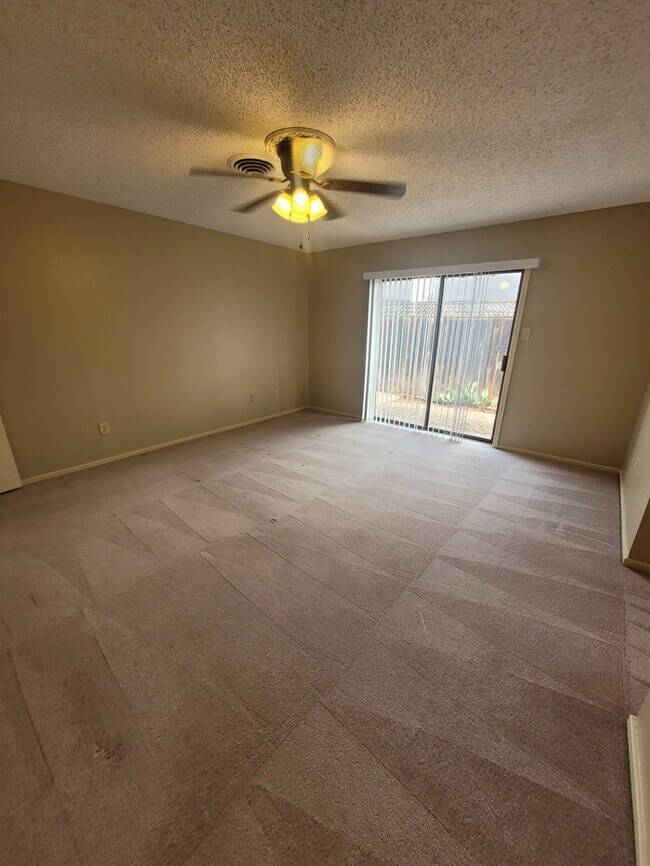 Building Photo - 2 bed 2 bath townhome with 1 car garage