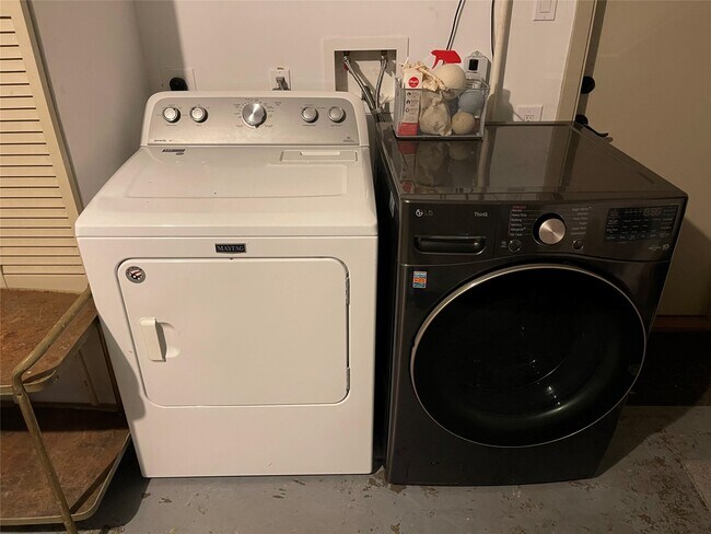 Building Photo - 11303 Greenwillow Dr