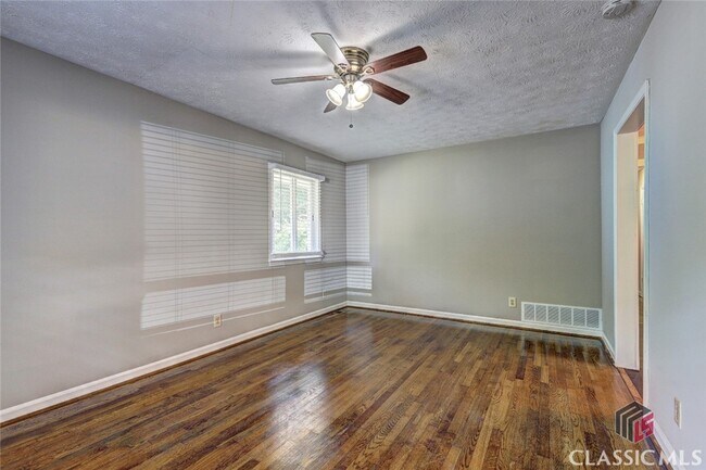 Building Photo - 215 Hubbard St