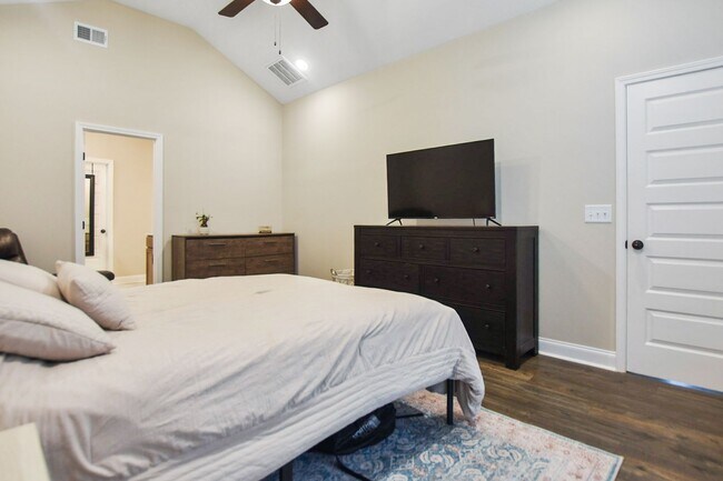 Building Photo - Pet Friendly Three Bedroom!