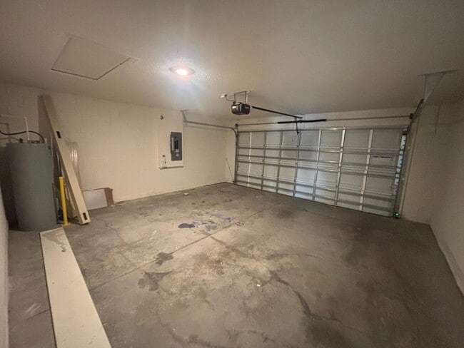 Building Photo - Spacious 4/2 In Gate Community W/ Amenities