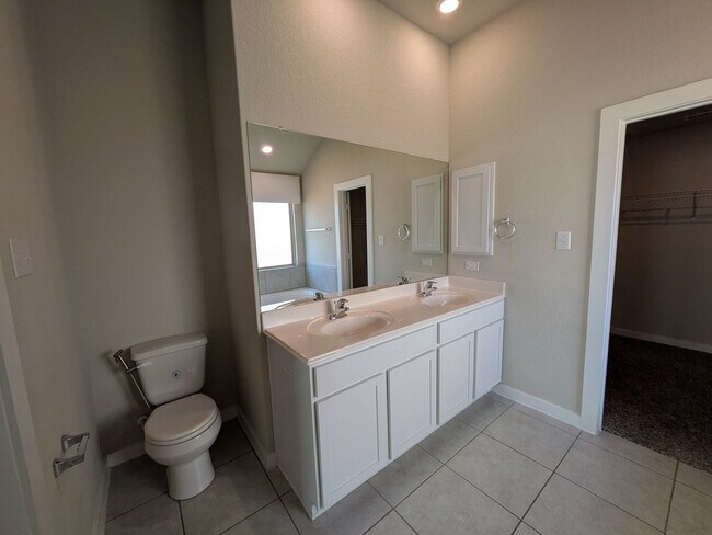 Building Photo - 1 story gem with quick access to Randolph!!