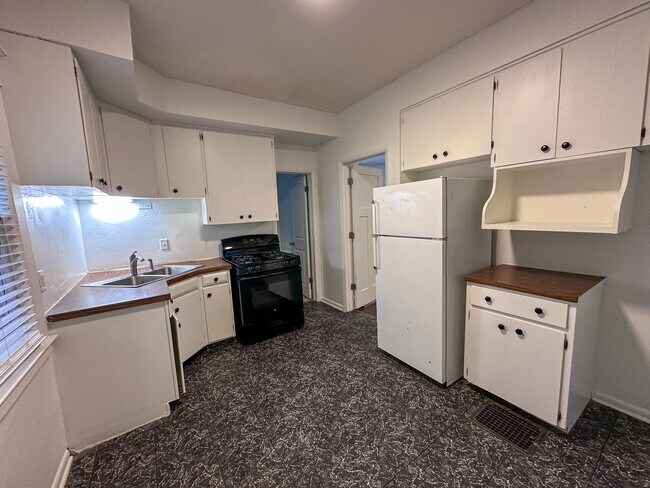 Building Photo - 734 Fountain St NE