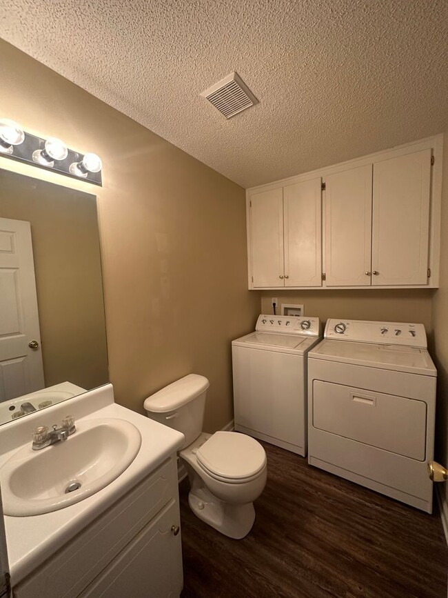 Building Photo - Dunwoody Subdivision - End Unit!  EXTRA PARKING!