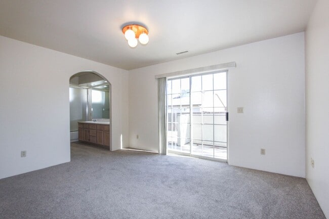 Building Photo - 3249 N Hedgewood Dr