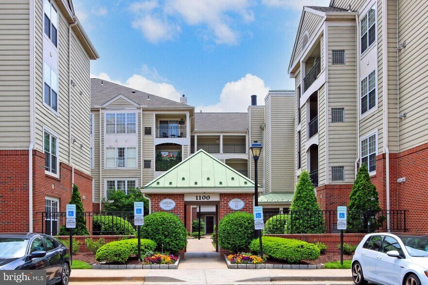 Building Photo - 1100 Quaker Hill Dr