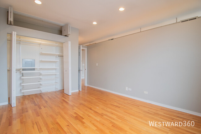 Building Photo - Fantastic two bed in West Town!