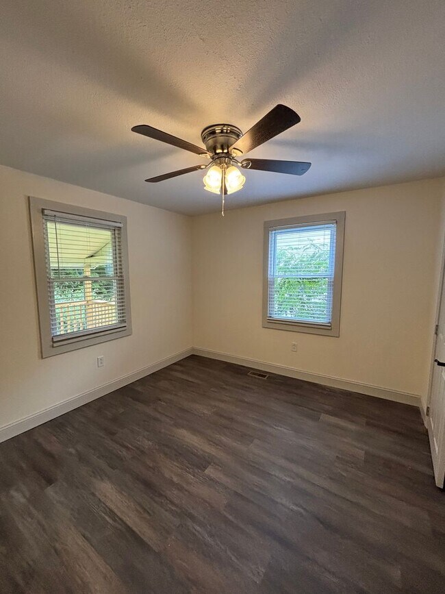 Building Photo - Freshly Renovated 3-Bed, 2-Bath Home Just ...