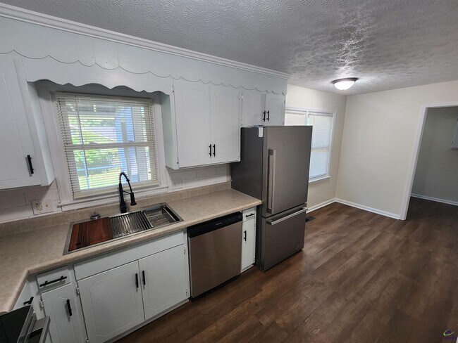 Building Photo - 1082 Lennox Pl