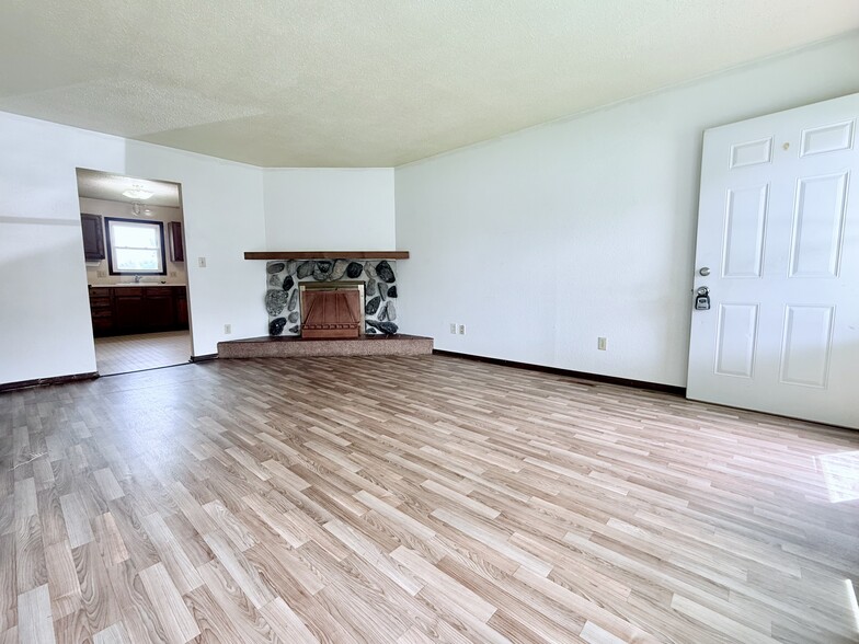 Living Room - 206 E Elm St