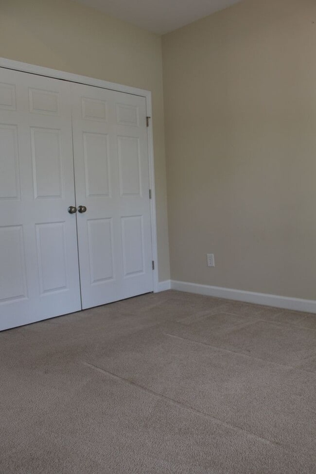 Building Photo - 205 Stillwater Creek Dr