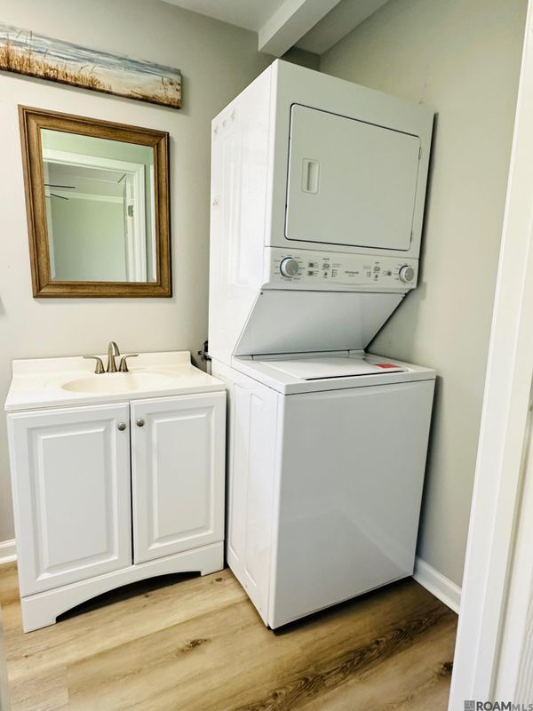 Building Photo - 376 Croydon Ave