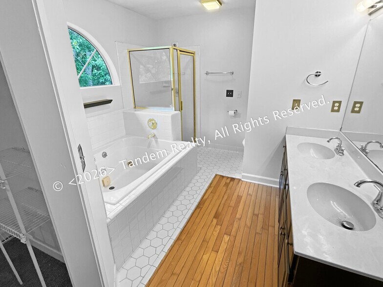 Building Photo - 309 Oakcrest Ct