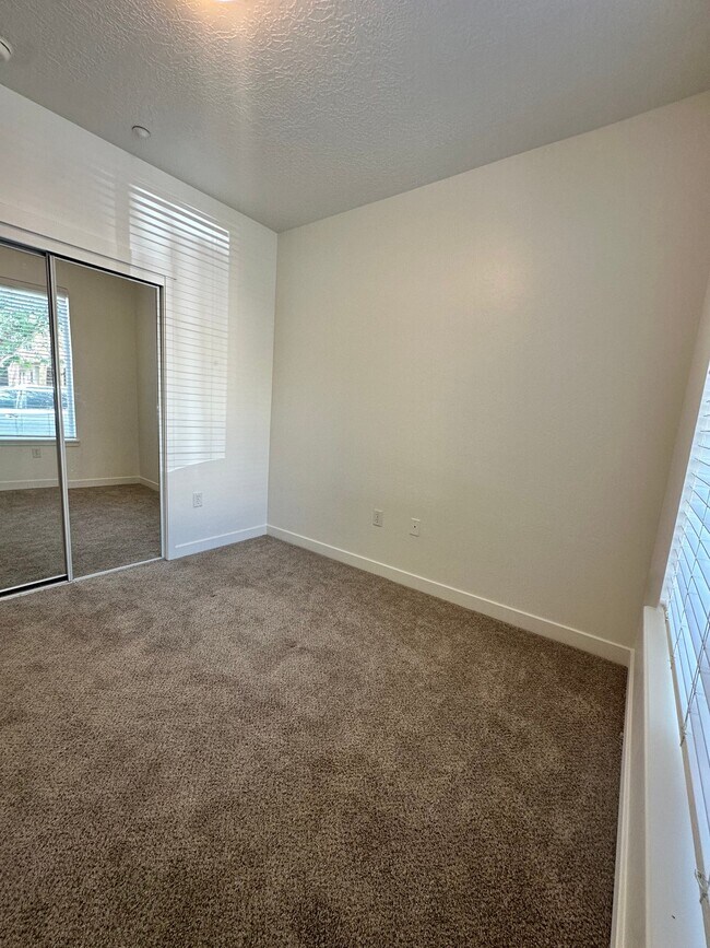 Building Photo - 11303 S River Heights Dr