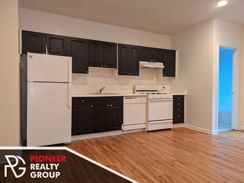 Building Photo - 914 W Dakin St