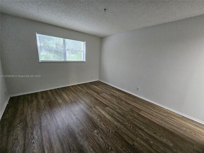 Building Photo - 7820 S Colony Cir