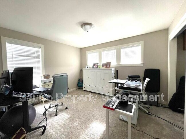 Building Photo - 35301 Fairfield Ct