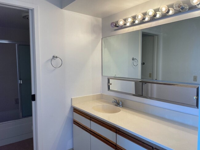 Building Photo - 1 Bedroom 1 Bathroom 1 Parking in Kaka'ako